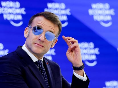 Macron aparece con gafas de sol en Davos por un problema ocular
