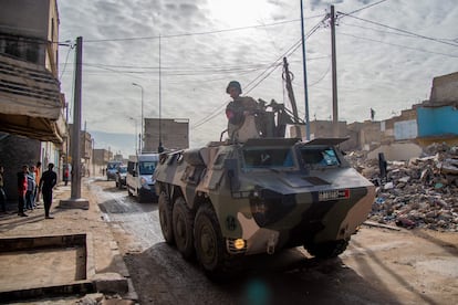 Un vehículo militar da instrucciones a los habitantes de Casablanca para que permanezcan en sus casas, este sábado 21 de marzo.