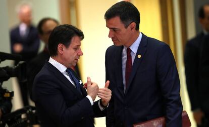 El primer ministro italiano, Giuseppe Conte, habla con el presidente español en funciones, Pedro Sánchez, en una imagen tomada en mayo en Bruselas.