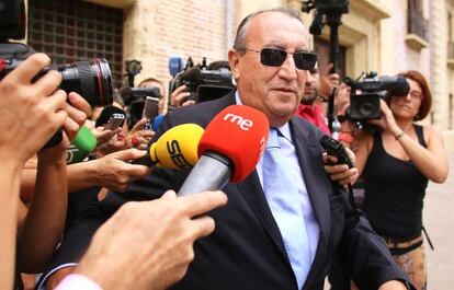 El expresidente del PP de Castellón, Carlos Fabra, a la puerta del Tribunal Superior de Justicia de Valencia.
