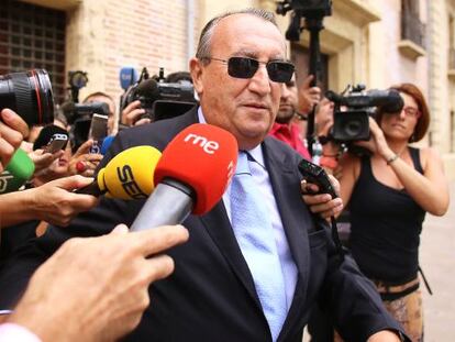 El expresidente del PP de Castell&oacute;n, Carlos Fabra, a la puerta del Tribunal Superior de Justicia de Valencia. 