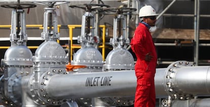 Trabajador en una instalación de Saudi Aramco en el campo de Abqaiq, Arabia Saudí.