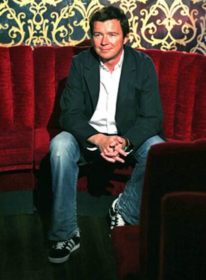 El cantante Rick Astley, que hoy tiene 42 años y el pelo castaño