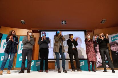 La candidata de Junts, Laura Borràs (en el centro), en un acto electoral este domingo en Granollers.