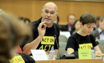 El europarlamentario español Raúl Romeva (c) con una camiseta anti ACTA participa en la sesión de la Comisión de Peticiones del Parlamento Europeo en Bruselas (Bélgica). EFE/Archivo