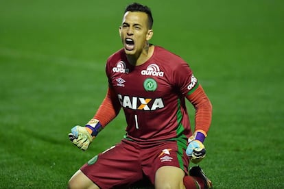 El portero del Chapecoense, Danilo, celebra la victoria ante Argentina durante una de las rondas de la Copa Sudamericana, el 28 de septiembre de 2016. Danilo fue rescatado herido tras el accidente pero finalmente murió en el hospital.