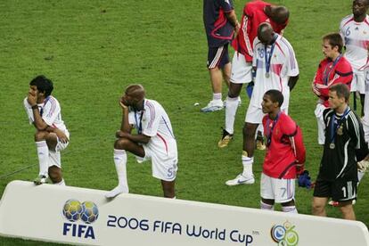 Los jugadores de la selección francesa observan, tras recibir sus medallas de subcampeones del mundo, cómo los italianos levantan la copa del mundo tras vencer la final en los penaltis.