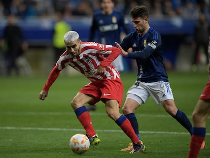 Ángel Correa controla el balón ante Jimmy en la victoria del Atlético de Madrid sobre el Real Oviedo.