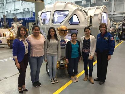 La mentora de SciGirls Alma Tapia (izquierda), en el Centro Espacial Johnson de la NASA.