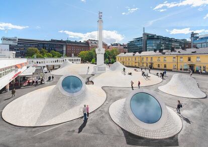 Helsinki no para. La dinámica capital finlandesa ­arrancará 2019 con el título de Smart Tourism Capital 2019 (­Capital Europea del Turismo Inteligente 2019). Helsinki se distin­gue por su excelente red de infraestructuras y de transporte público, su accesibilidad, su gran calidad de vida, su apuesta por el diseño y la cultura y su compromiso con el medio ambiente. ¿Necesita más razones para volar hasta allí? Para los amantes de la arquitectura y la cultura su sitio es el museo Amos Rex, 2.200 m2 de exposiciones subterráneas bajo la histórica plaza Lasipalatsi, con sus originales e icónicas cúpulas; o quizá prefieran Oodi, la gran Biblioteca Central, un espacio multidisciplinar y original. ¿Diseño? Garden, dedicado a la moda local, con tiendas, showrooms, eventos y exposiciones. R-Collection, Samuji o Terhi Pölkki son algunas de las marcas que encontrará. ¿Un hotel? El elegante y acogedor St. George es un must de la ciudad, se levanta sobre un edificio histórico.