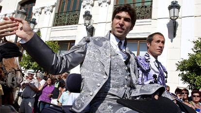 Cayetano Rivera saluda a los aficionados a la entrada de la plaza de toros de Ronda, donde se celebra la corrida goyesca.