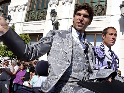 Cayetano Rivera saluda a los aficionados a la entrada de la plaza de toros de Ronda, donde se celebra la corrida goyesca.