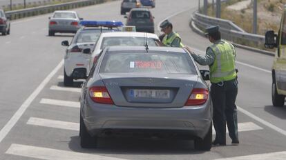 Control de tráfico de la Guardia Civil en una imagen de archivo.