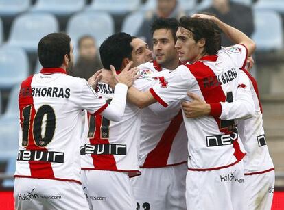 Los jugadores del Rayo Vallecano celebran el gol de Bueno