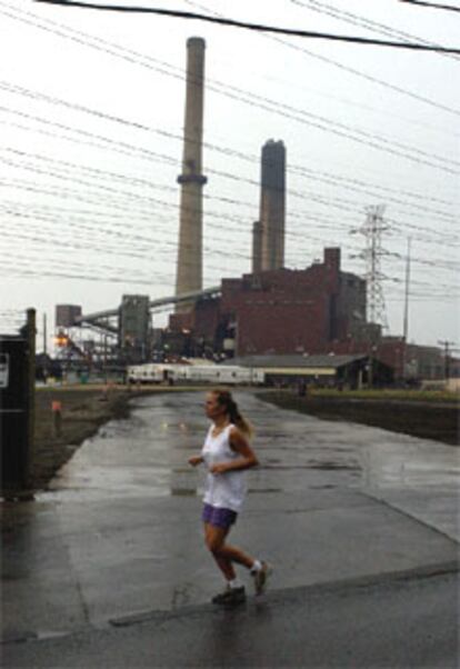 Una mujer corre ante la central de FirstEnergy, en Eastlake, Ohio, donde se originó el apagón.