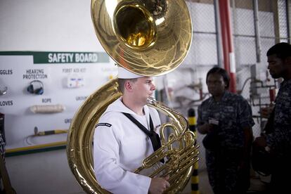 Un militar miembro de la banda de música, llega a la base de Rota, donde tocará el himno estadounidense a la llegada del Presidente Obama.