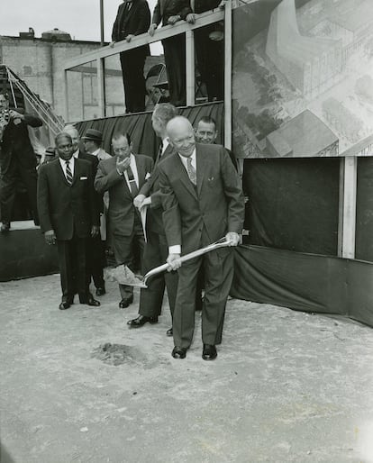 El presidente estadounidense Dwight D Eisenhower coloca la primera piedra del Lincoln Center el 14 de mayo de 1959.