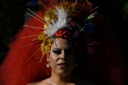 Un participante posa para fotografías durante la manifestación del Orgullo.