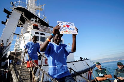 Un migrante rescatado desciende del buque al llegar al puerto de Algeciras.