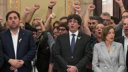 Celebracion en el parlament tras la proclamacion de la republica catalana, en el centro Carles Puigdemont. Barcelona, 27 de octubre de 2017. 