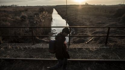 Un paquistaní sigue las vías del tren en dirección a la frontera serbo-húngara de Subótica, 
unos 300 kilómetros 
al norte de Belgrado.