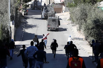 Palestinos protestam contra militares israelense nesta sexta-feira, na cidade de Beit Jala, após militares fazerem uma blitz em busca do autor de um atropelamento que deixou 12 soldados feridos.