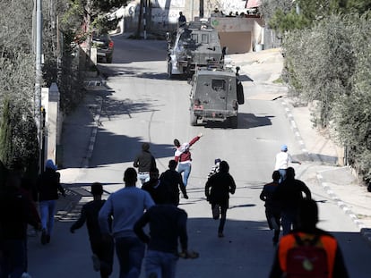 Palestinos protestam contra militares israelense nesta sexta-feira, na cidade de Beit Jala, após militares fazerem uma blitz em busca do autor de um atropelamento que deixou 12 soldados feridos.