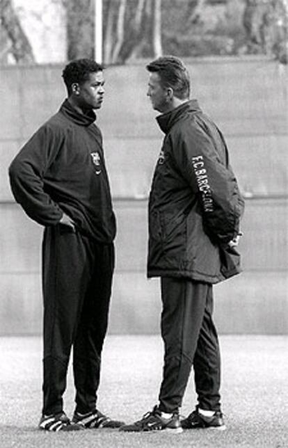 Kluivert dialoga con Van Gaal durante un entrenamiento.