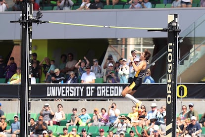 Duplantis desciende tras superar los 6,23m.