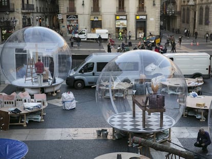 Preparativos del pesebre de la Plaza Sant Jaume de Barcelona.