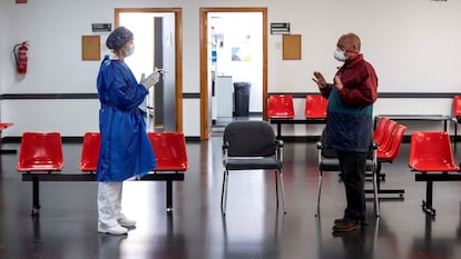 A doctor speaks to a patient at a primary healthcare center in San Andrés, Murcia.