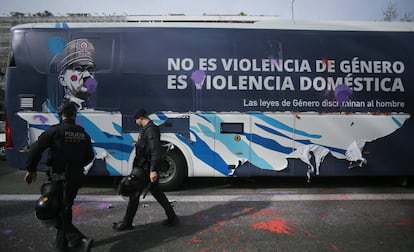 El autobús de Hazte Oír en Bacrelona, el pasado lunes. 