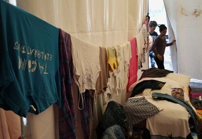 Una niña desplazada que huyó de la aldea cristiana de Hamdania entra en su tienda de campaña del refugio temporal para las familias cristianas desplazadas de Ainkawa.