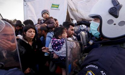 Un policía griego mantiene el orden durante las largas esperas.