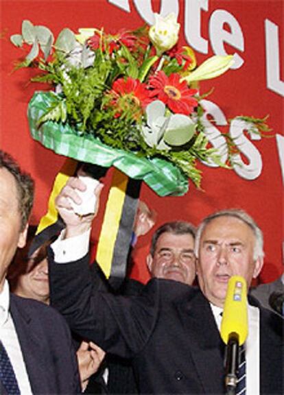 El conservador Wolfgang Boehmer celebra su victoria en Magdeburg.