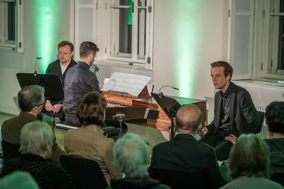 Bariton Georg Nigl, Alexander Gergelyfi (masa piyanosu çalıyor) ve aktör August Diehl, ‘Küçük Gece Müzikleri’nin ikincisinde.