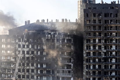 Fachada del edificio de viviendas calcinado en Valencia, este viernes. 