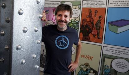 El autor gráfico Paco Roca en la exposición que muestra su proceso creativo.