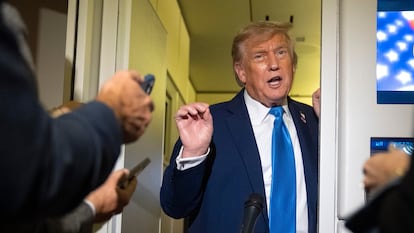 El presidente de Estados Unidos, Dondald Trump, durante una conversación con periodistas a bordo del Air Force One el lunes 16 de junio.