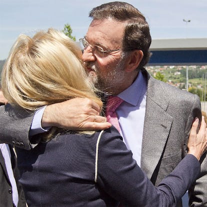 Mariano Rajoy saluda a la candidata del PP en Vigo, Corina Porro.