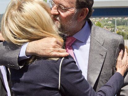 Mariano Rajoy saluda a la candidata del PP en Vigo, Corina Porro.