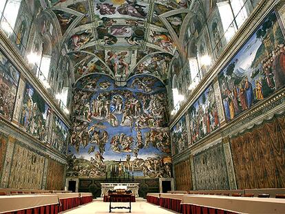 La Capilla Sixtina, en el Vaticano, aparece con todo dispuesto para el cónclave que comienza mañana.