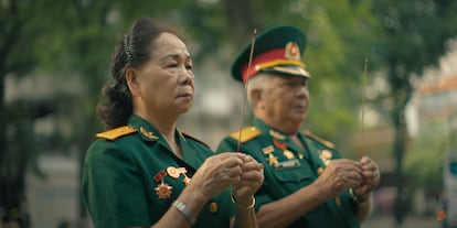 Supervivientes vietnamitas de la guerra, presentando sus respetos a los camaradas caídos en el aniversario del ataque.