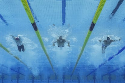 Dressel, en el centro, secundado por Benjamin Proud (izquierda) y Michael Andrew, derecha, durante la final de 50 mariposa.