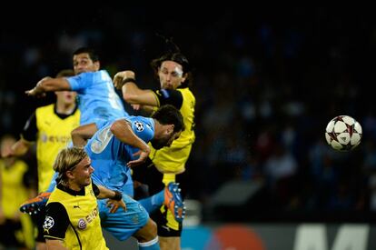 El delantero argentino Gonzalo Higuaín marca de cabeza su primer gol en Champions con la camiseta del Nápoles.