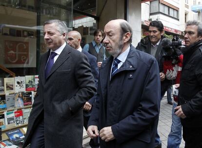 José Blanco y Alfredo Pérez Rubalcaba, a su llegada a la capilla ardiente.