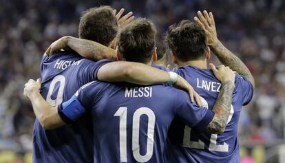 Higua&iacute;n, Messi y Lavezzi celebran uno de los goles de Argentina ante EE.UU. 
