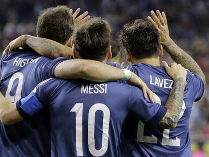 Higua&iacute;n, Messi y Lavezzi celebran uno de los goles de Argentina ante EE.UU. 