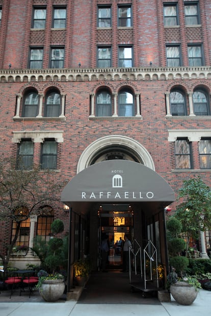 El exterior del hotel Raffaello Hotel Chicago, el hotel en el que Mikey Welsh fue encontrado sin vida el 8 de octubre de 2011.