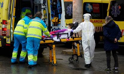 Trabajadores del hospital 12 de octubre realizan trasladan un paciente, este lunes.